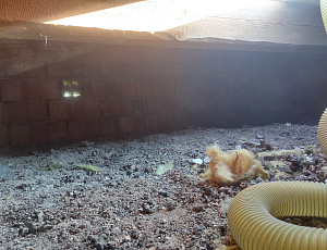 Zateplení domu s pultovou střechou pomocí foukané izolace